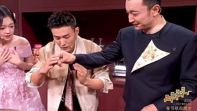 原创
            春晚魔术火了，有人提前押中春晚魔术，邓男子这套是魔法还是代码封面图