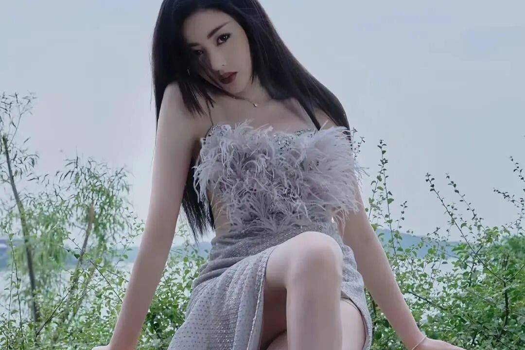 张天爱不愧是“人间尤物”，这样的身材谁不爱！性感火辣