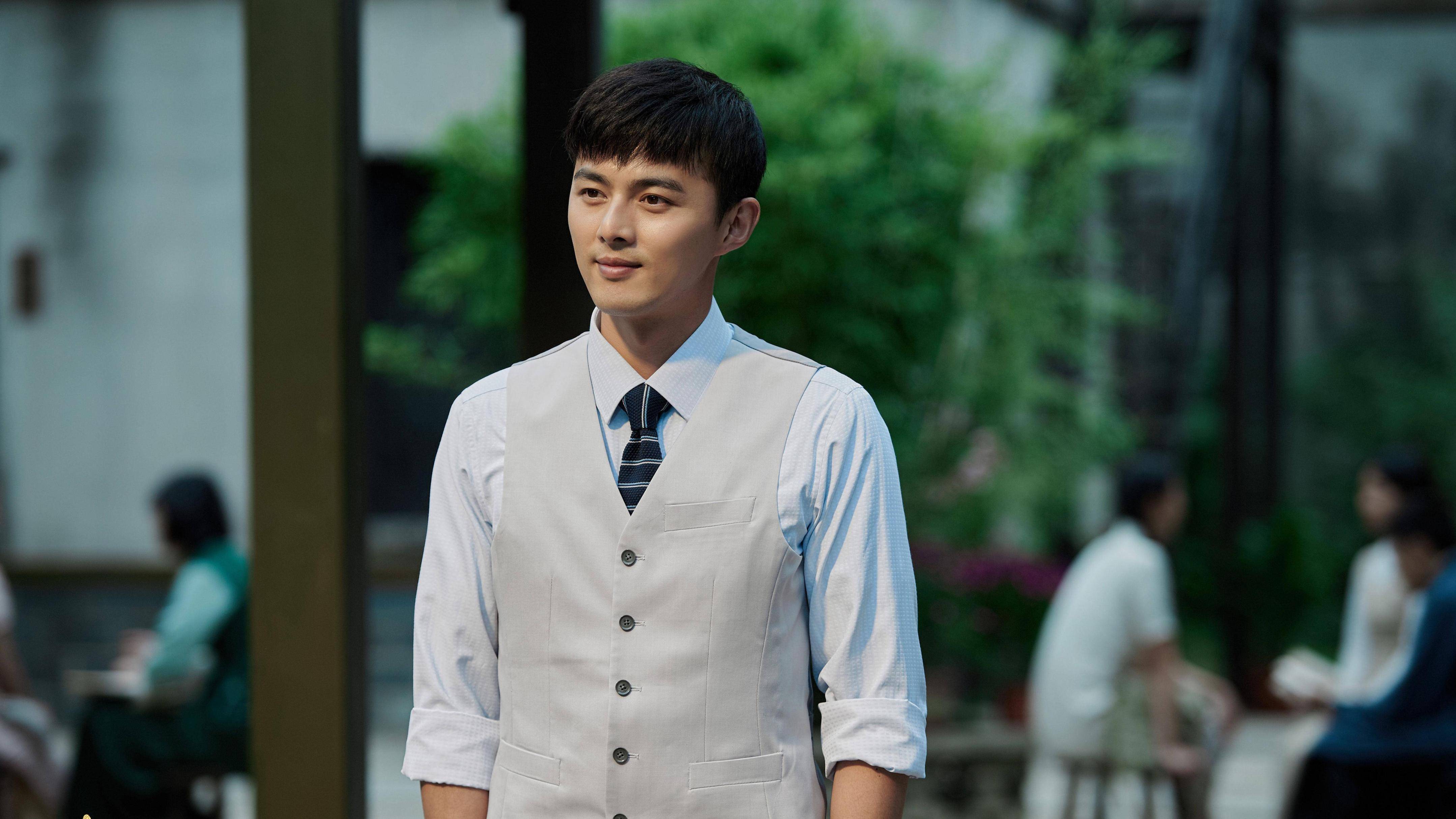 他是蒋欣前男友,也是张佳宁前男友,长得帅演技好,却戏