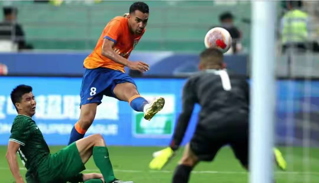 泰山编外归化神了！两脚传球导演逆转，球迷喊话国足：快看他