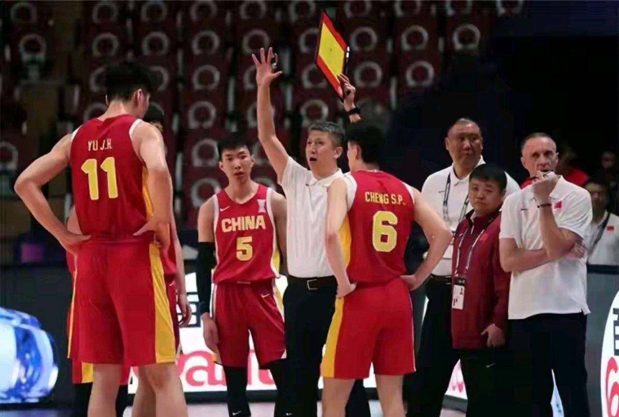 中国男篮最新14人名单公布！赵继伟强势回归，7人落选引发舆论热议