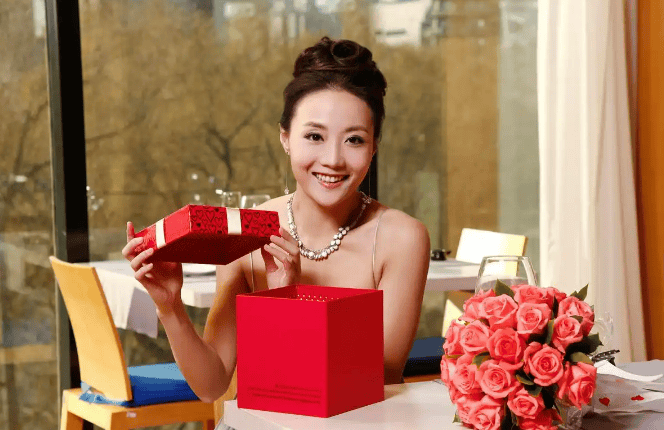 妇女节送女生什么礼物?女神节适合赠送女士礼物排行榜前十名,实用又走心!