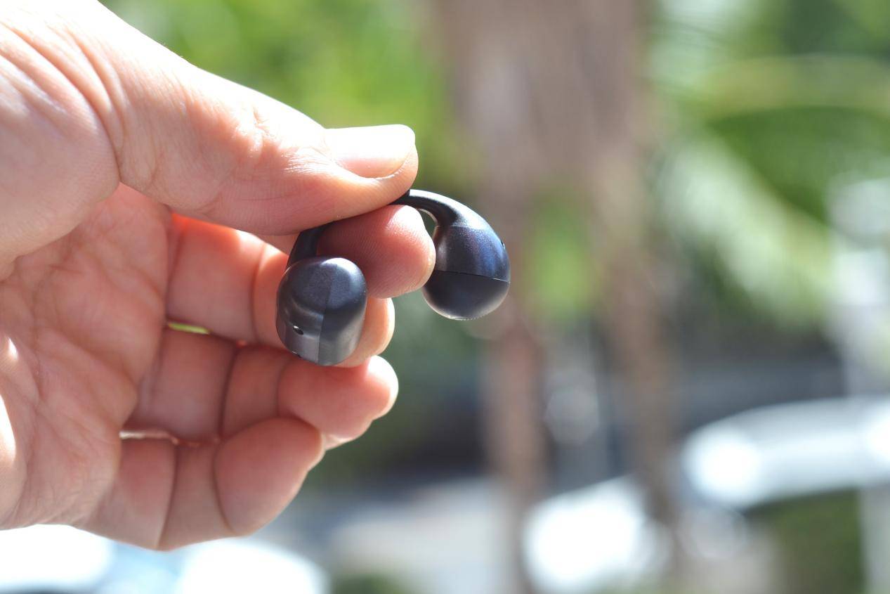 哈趣不仅仅是投影仪,还有自带AI功能的哈趣Ace1耳夹式耳机