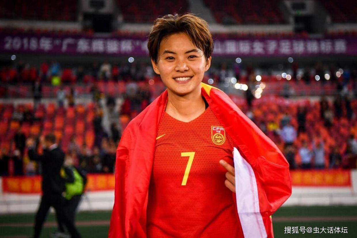 第五次加冕！王霜斩获2025中国女子金球奖，续写铿锵玫瑰传奇