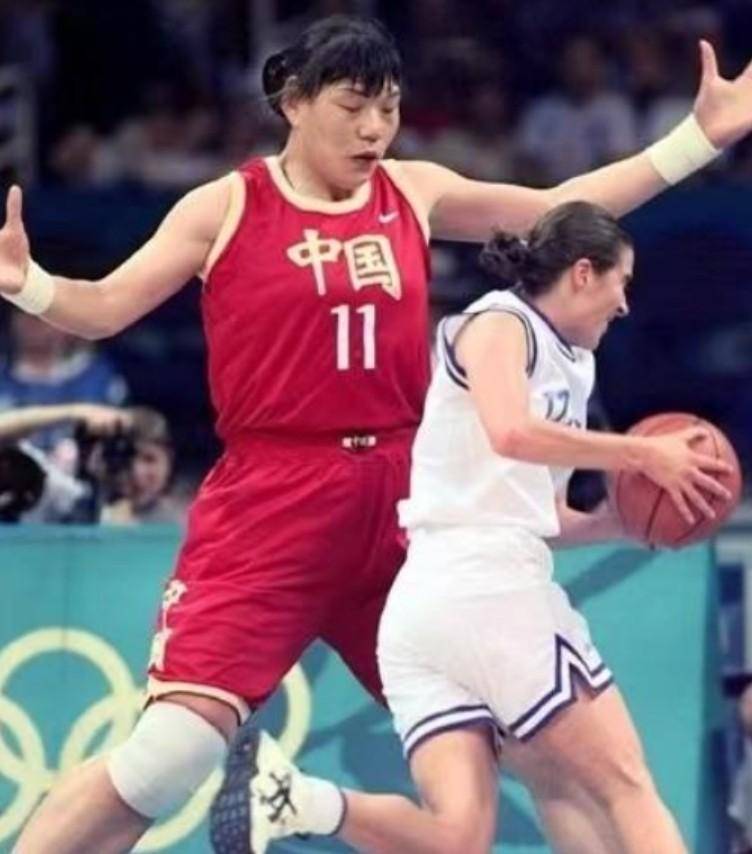 郑海霞：享受大校待遇，退役嫁给1米9街道临时工，如今成人生赢家