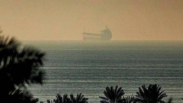 伊拉克海域两油轮遭袭 境内石油码头停运