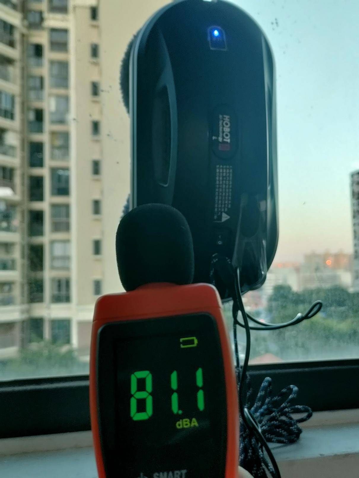 擦窗机器人横评：玻妞388好用吗？希亦W1、小狗W7百元到千元级实测对比