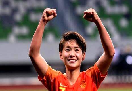 亚足联再次犯错！王霜进球被取消5分钟，竟因裁判误判回放？官网还将门将身高标成1米4！