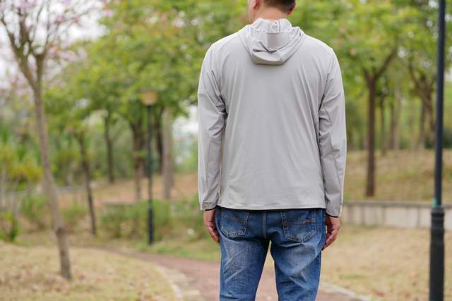 在阳光与舒适间划一道优雅边界：北归线 TROPIC NORTH 防晒衣