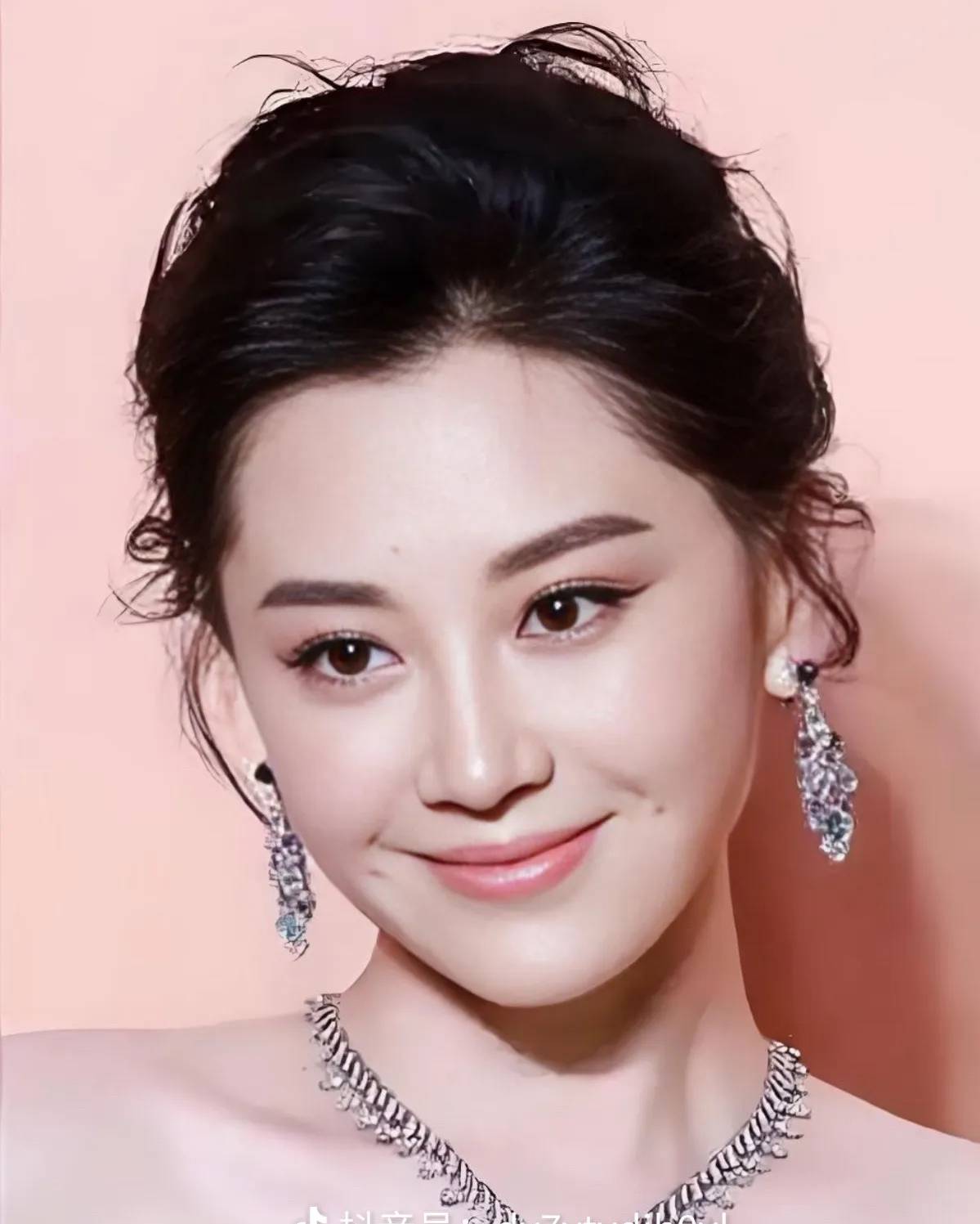 许晴:活成内娱最自由的美人,56岁依旧风情万种