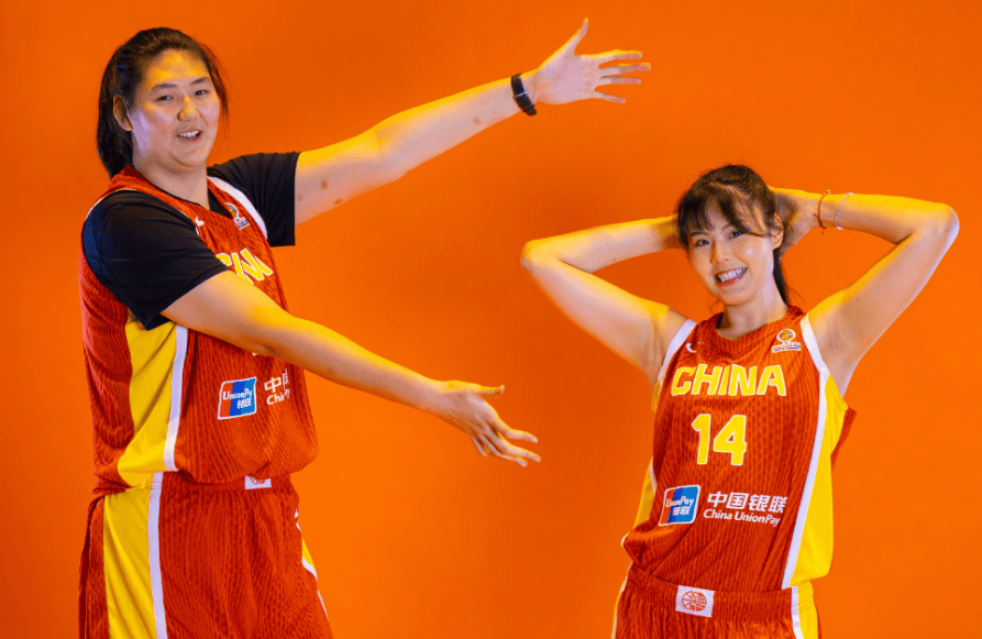 2米01李月汝只能打后卫？女篮第一大腿出炉：张子宇被2中锋抱大腿