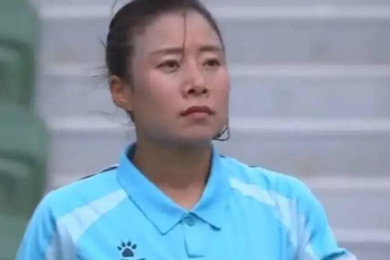 被针对？王霜进球被吹+黄牌！细节全曝光，亚足联裁判操作引巨大争议