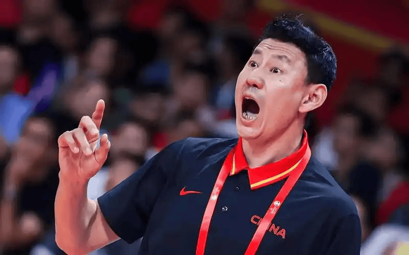 李月汝哽咽，宫鲁鸣下课？新帅或锁定，52岁，亚运会夺冠，王治郅当助教