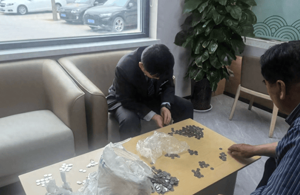 暖心清点四千枚硬币,服务暖到客户心坎里(图1) 暖心清点四千枚硬币,服务暖到客户心坎里(图1)