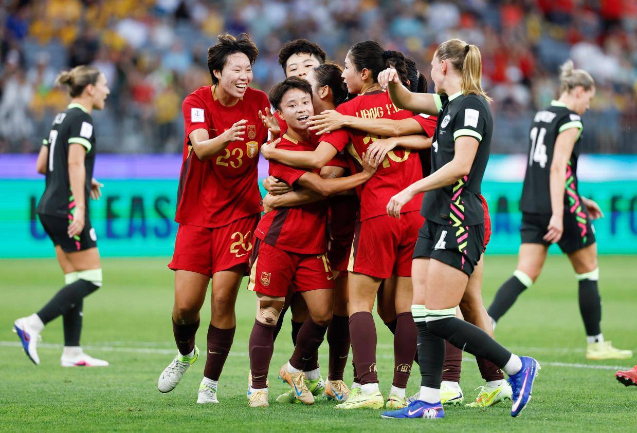 热议中国女足：技不如人拼到最后一秒 表现很复杂