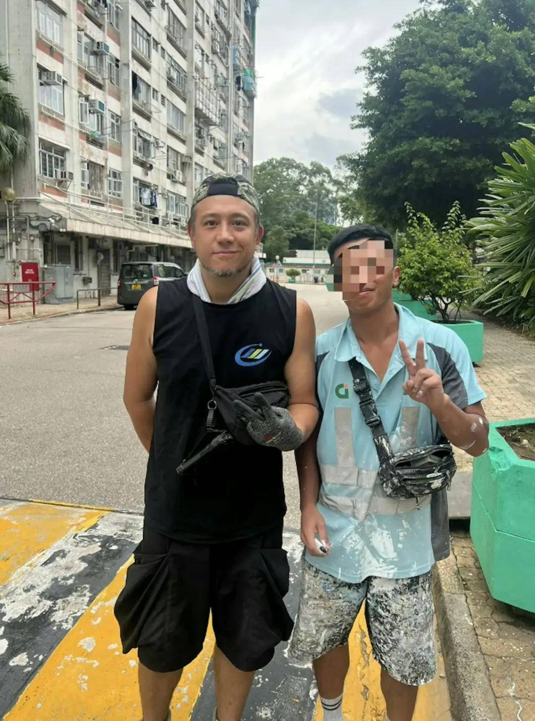 張致恒轉職搬運工人,曾被影到在黑雨搬雪櫃上唐樓,淋到變落湯雞。(網上圖片)