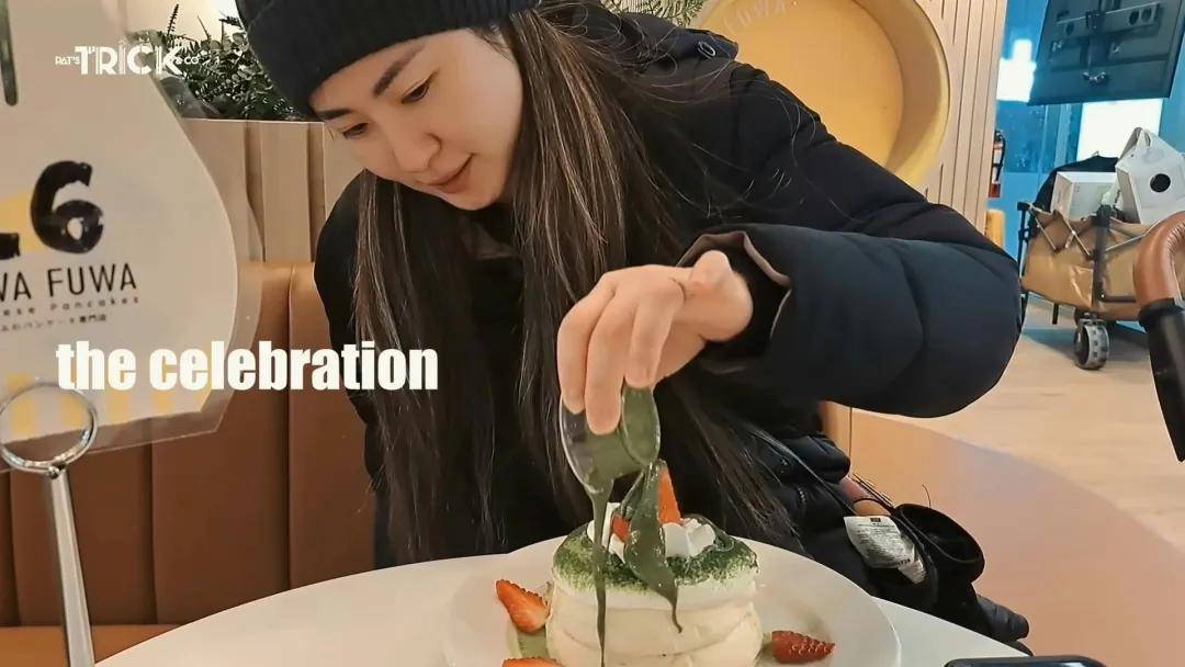 為慶祝老婆拿到好成績,鄧健泓特意帶她到餐廳享受美味的日式梳乎厘Pancake作獎勵。(影片截圖)
