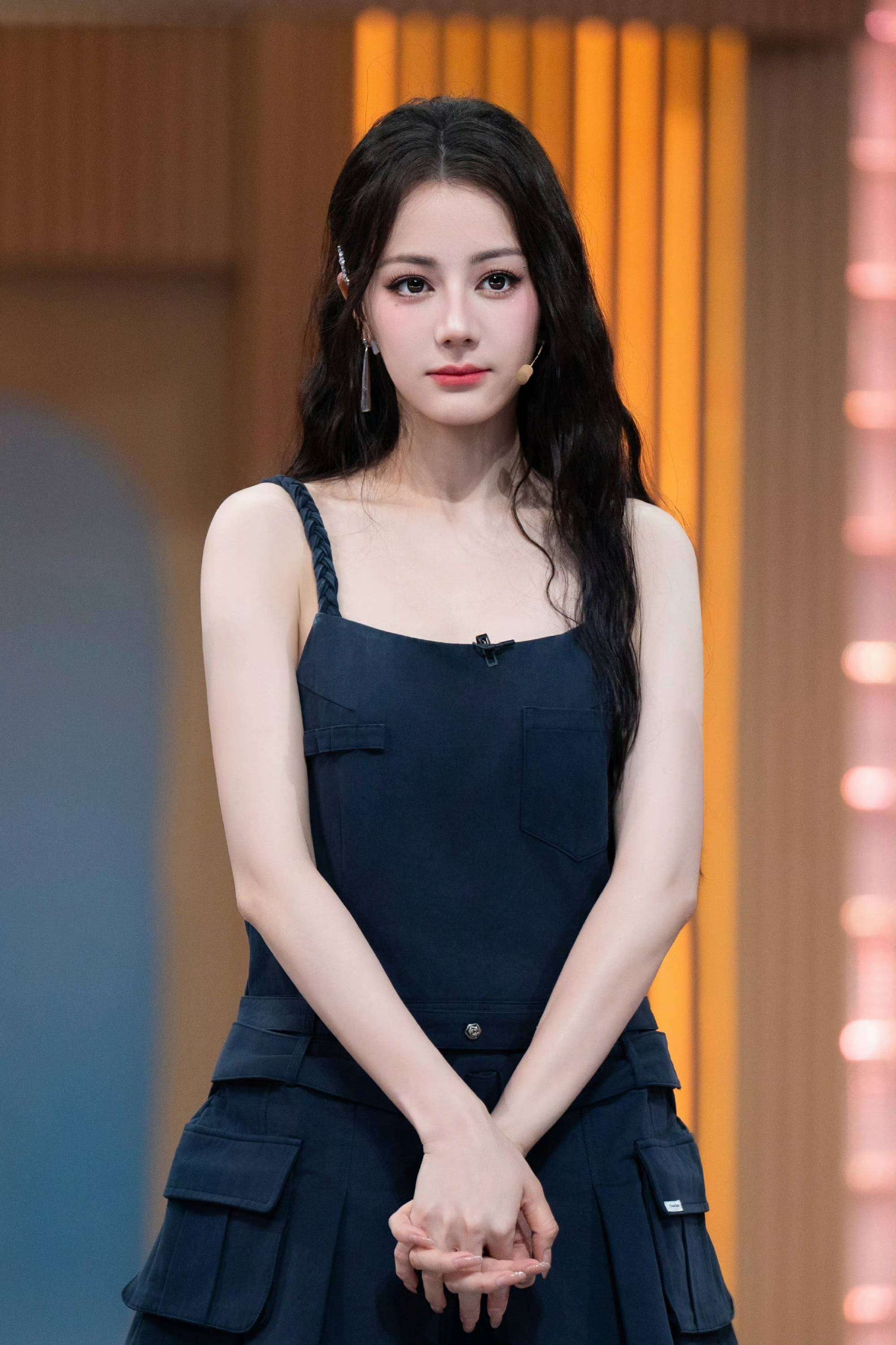 迪丽热巴腰臀比太犯规2026 巴黎生图流出网友这曲线是真实存在的吗