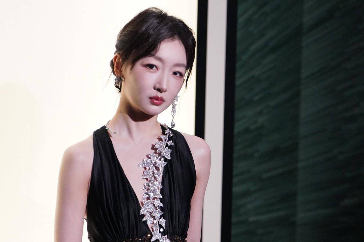 周冬雨陈都灵礼服珠宝闪耀，张康乐许光汉林更新摩登造型抢眼