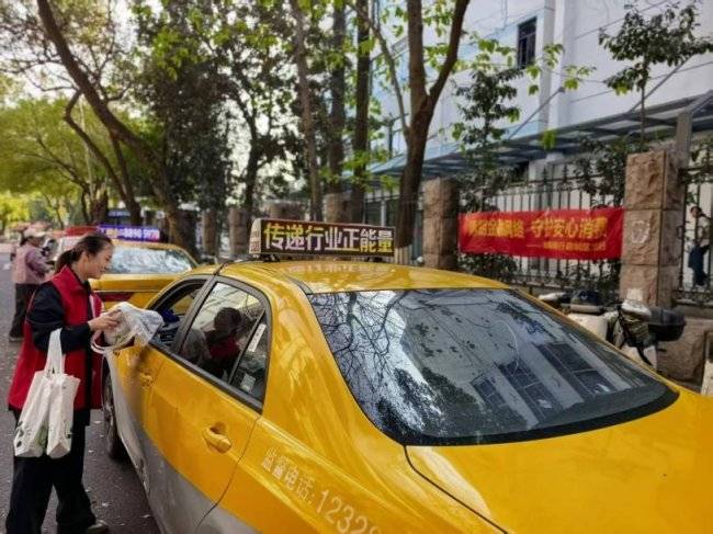 邮储银行鹿城支行党支部开展“学雷锋”主题志愿服务活动(图1)