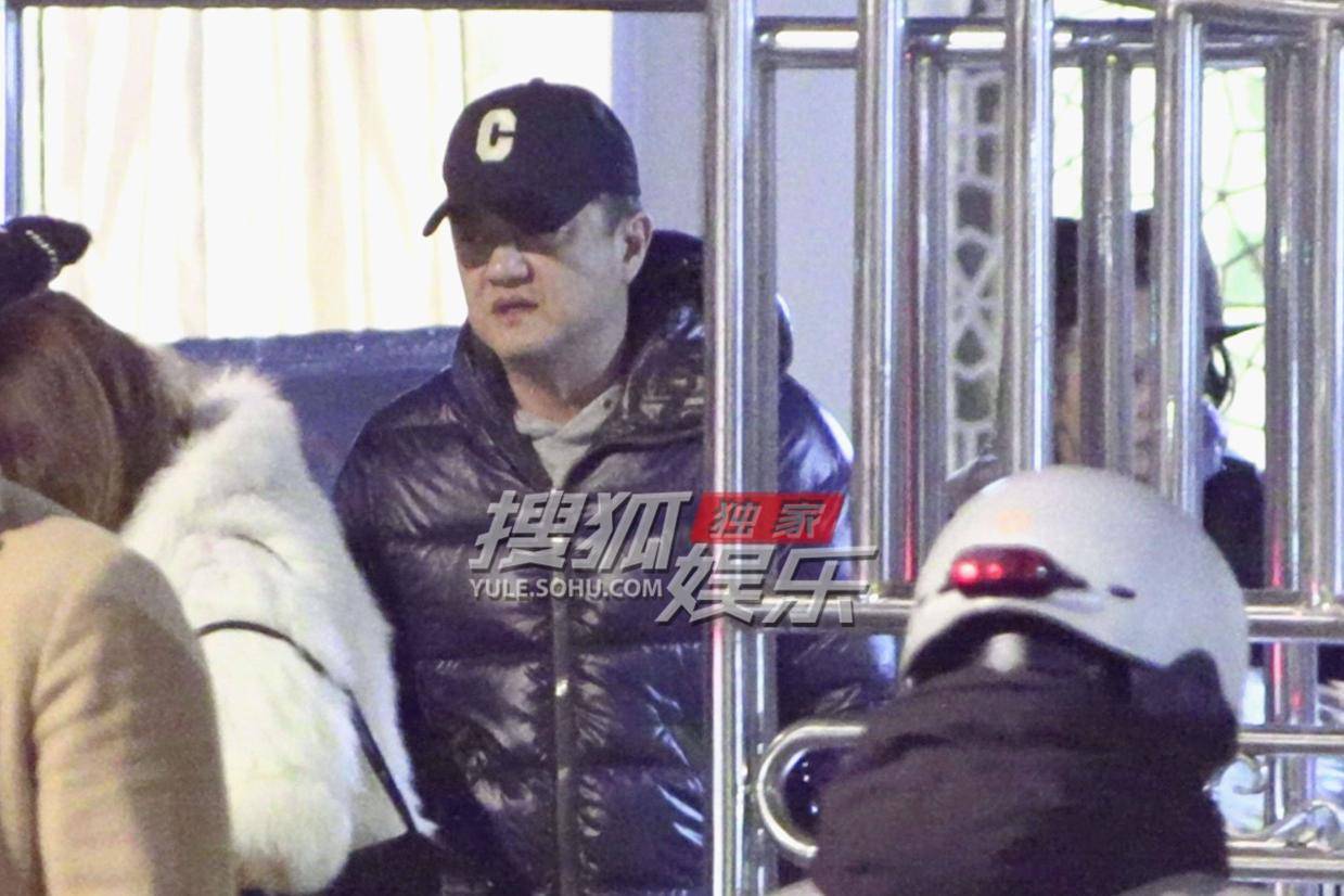 李亚鹏与友人深夜路边畅谈 尽显真挚友情