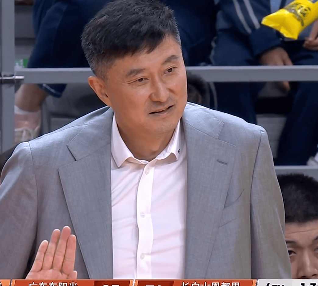 广东宏远今日早报！杜锋深夜发声，胡明轩被批不值顶薪，陈家政遭雪藏