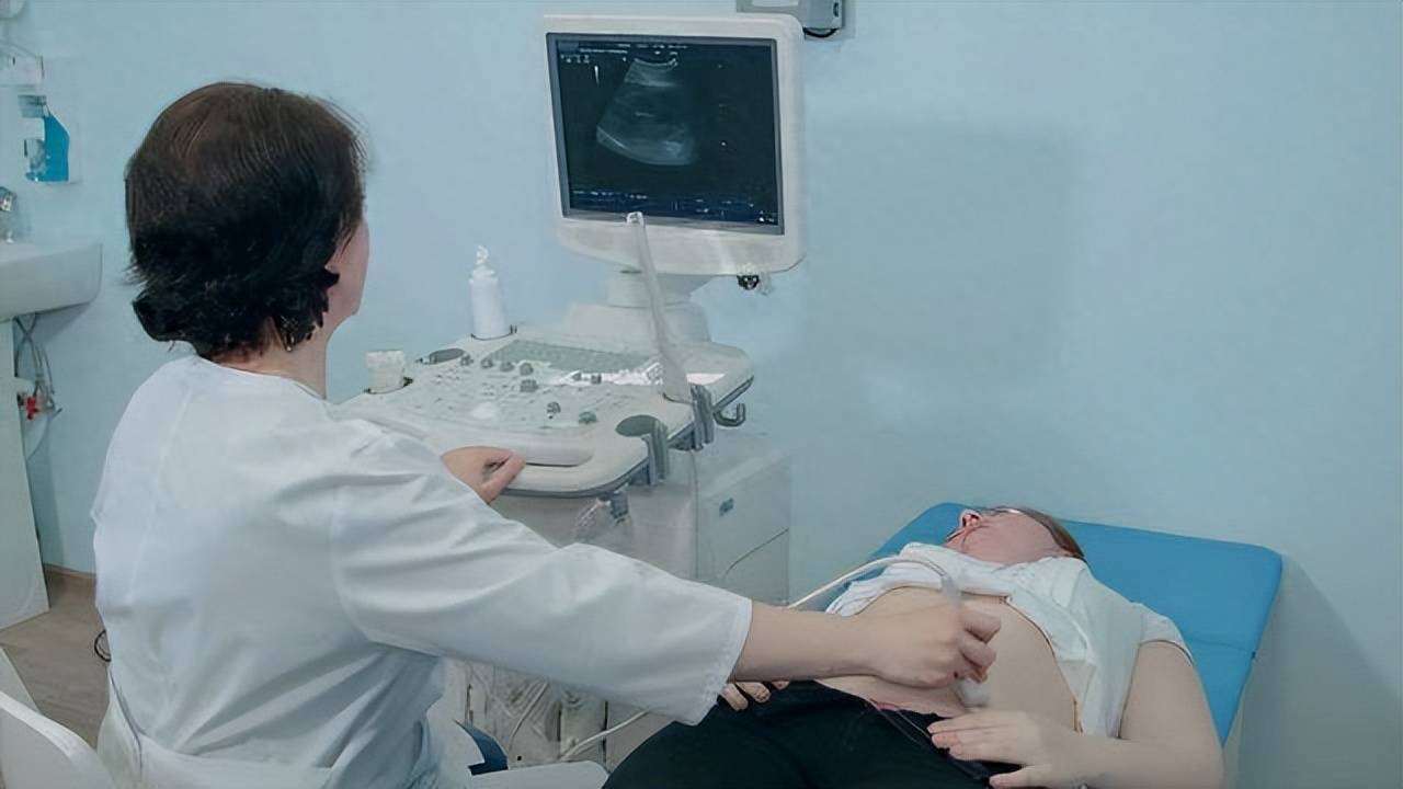 孕妇做B超看到胎宝吐舌头,爸爸:可爱又呆萌!医生:有问题