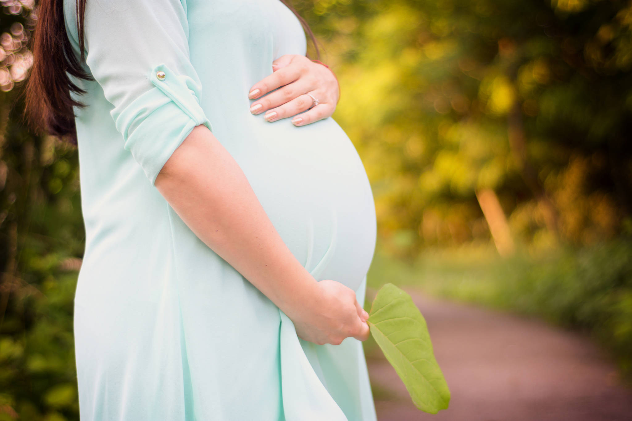 孕妇做B超看到胎宝吐舌头,爸爸:可爱又呆萌!医生:有问题