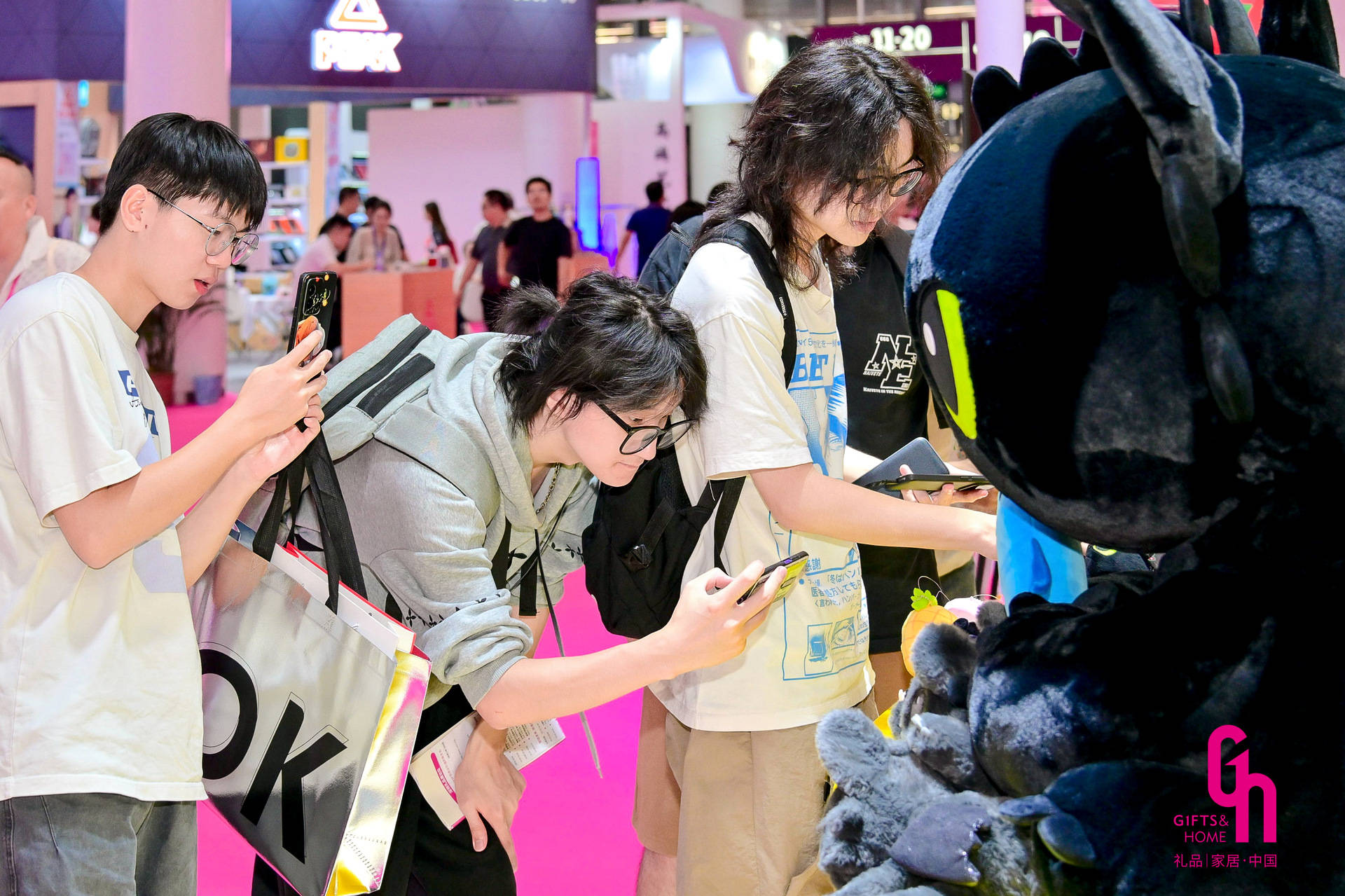 文化自信引爆万亿赛道：2026深圳礼品家居展聚焦“文化创造力”，Z世代的“中国故事”梦想乘风破浪(图2)