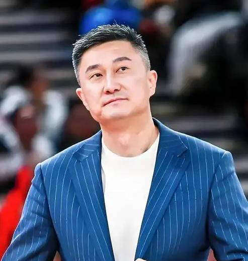 连夜离队回广东，杜锋多重身份曝光：频繁缺席赛前备战引发质疑