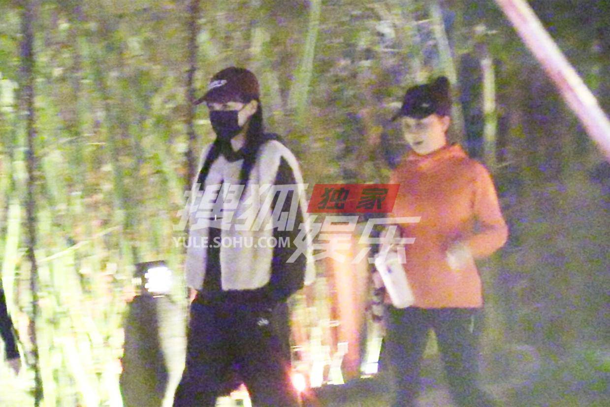 唐嫣餐厅聚会后优雅返酒店，低调装扮难掩灵动魅力