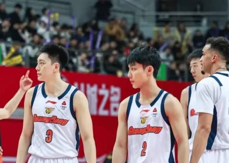 广东仅徐杰有心气！他投中终场三分后怒火难平，杜锋场边一脸茫然