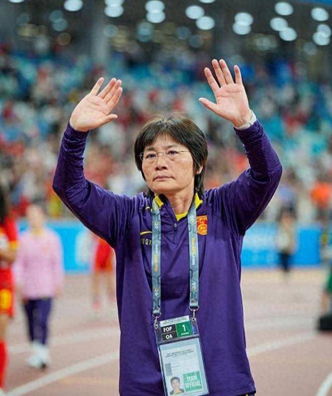 她是上海女足的骄傲，和同行丈夫丁克30年，如今不当教练搞青训