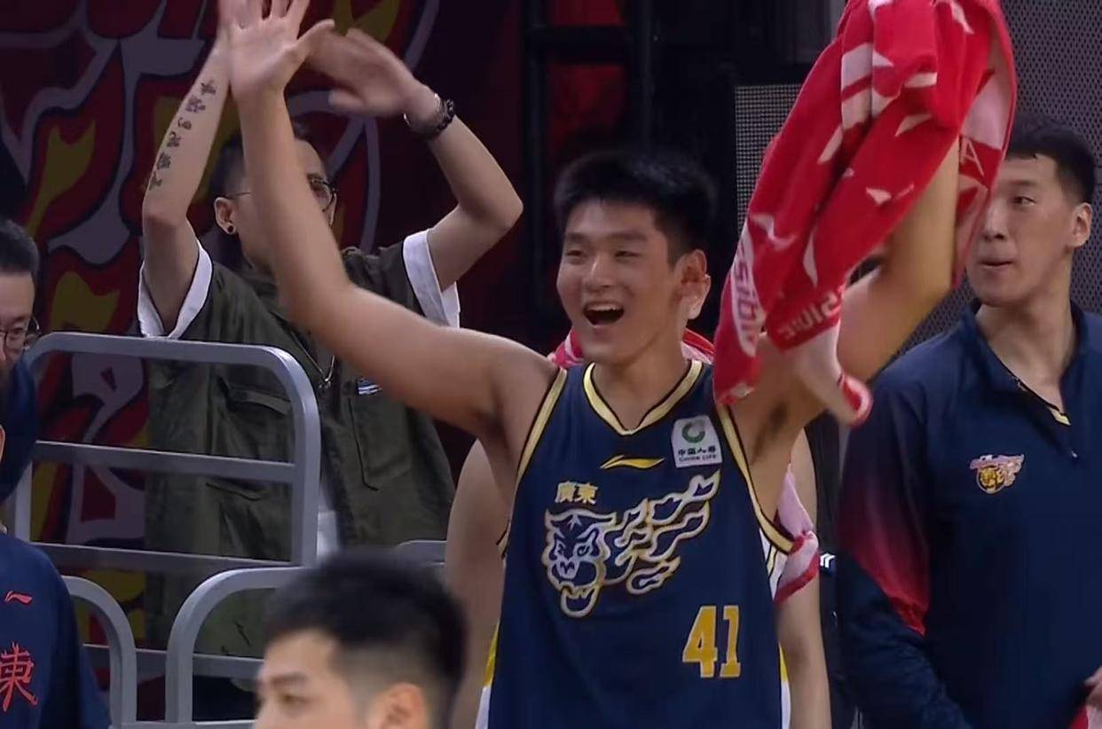 被残阵北京双杀了！广东队惨遭20分大逆转，杜锋逼走两大内线国手