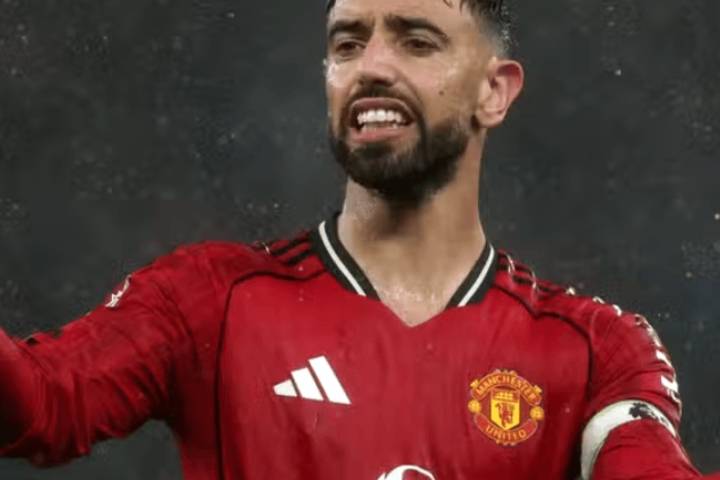 曼联筹备重磅引援，拟以英国转会纪录签下新费尔南德斯