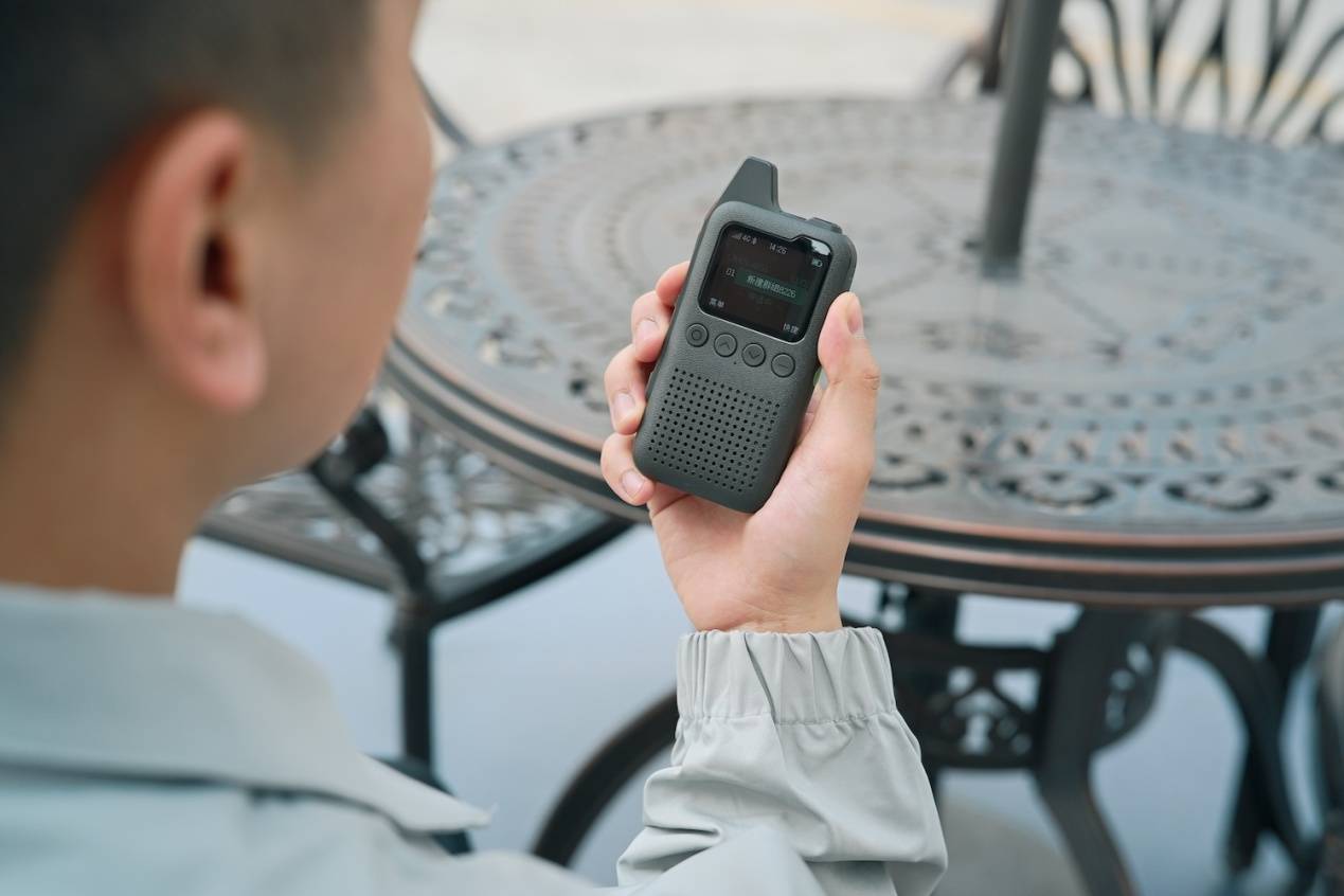 打破距离枷锁!极蜂公网对讲机QM01,一款远程通讯利器