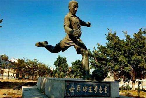 18年前，那个被米卢称赞中国足球神童的周了了，如今怎样了？