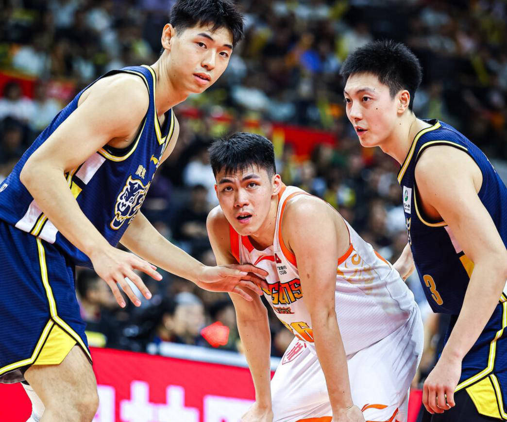 广东宏远迎战浙江广厦，三大关键点助力取胜，徐杰胡明轩球权分配成焦点