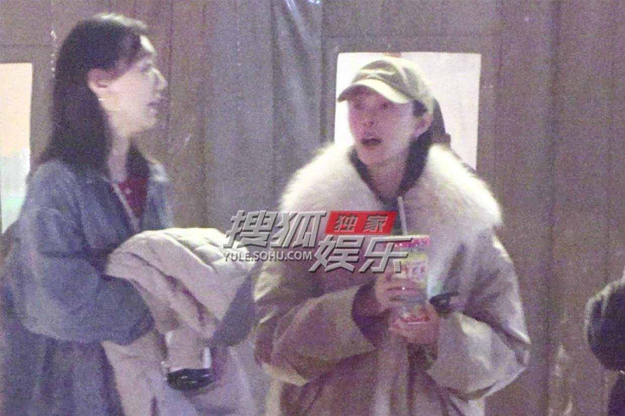 宋轶火锅店欢聚显真性情 挥手道别萌态获赞