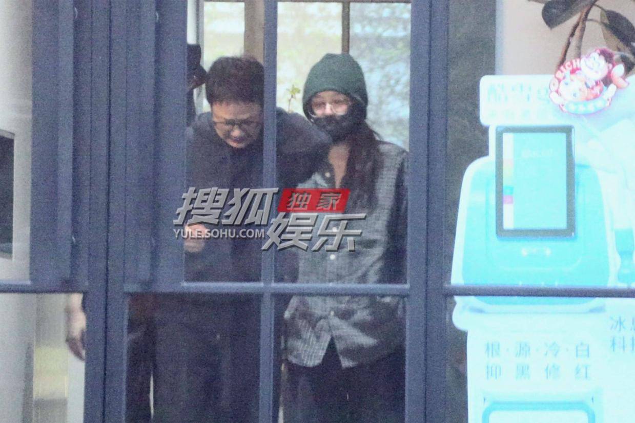 马思纯携母共赴美容护理 休闲装扮尽显随性风采