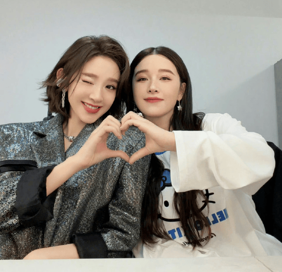 原创 唐艺昕阚清子惊艳同款！两位美女明星综艺内外互相鼓励封面图