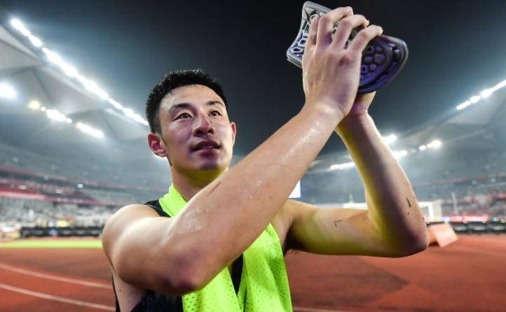 徐彬终于有望代表巴恩斯利一线队出战英甲联赛！他在国足的比赛可能打动新东家主教练，以官宣为准