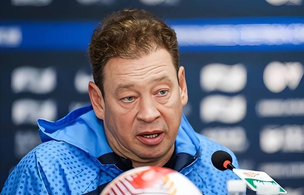 意外！中国足坛4月份下课第一人正式官宣确认！三大申花主力直言不舍，已被辟谣