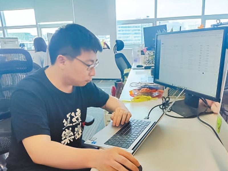 谁在砸饭碗？谷歌阿里同天炸场！开源 Gemini4，推百万窗智能体