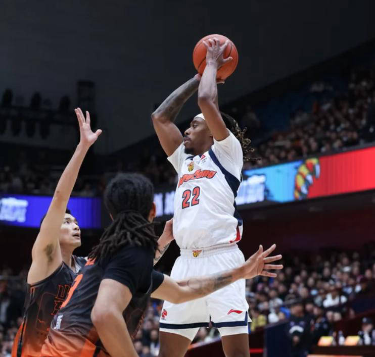 广东500万水货外援坑惨广东500万水货外援坑惨球队，董事长发飙逼宫，朱芳雨找新人救场球队，董事长发飙逼宫，朱芳雨找新人救场