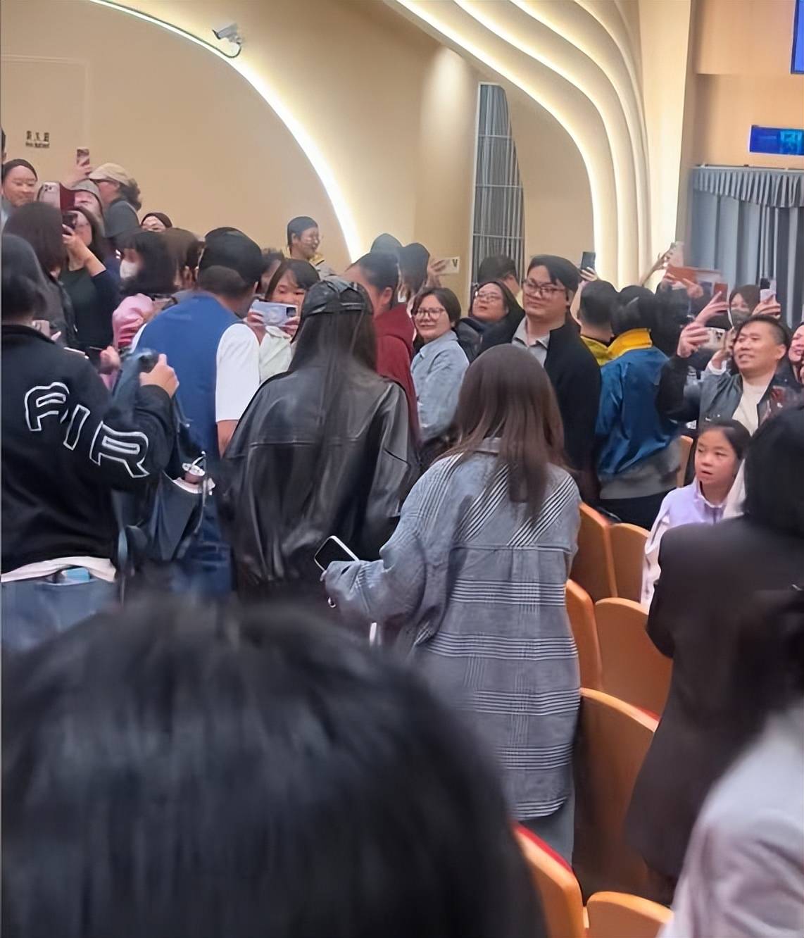 Angelababy邓超去看陈赫话剧插图3