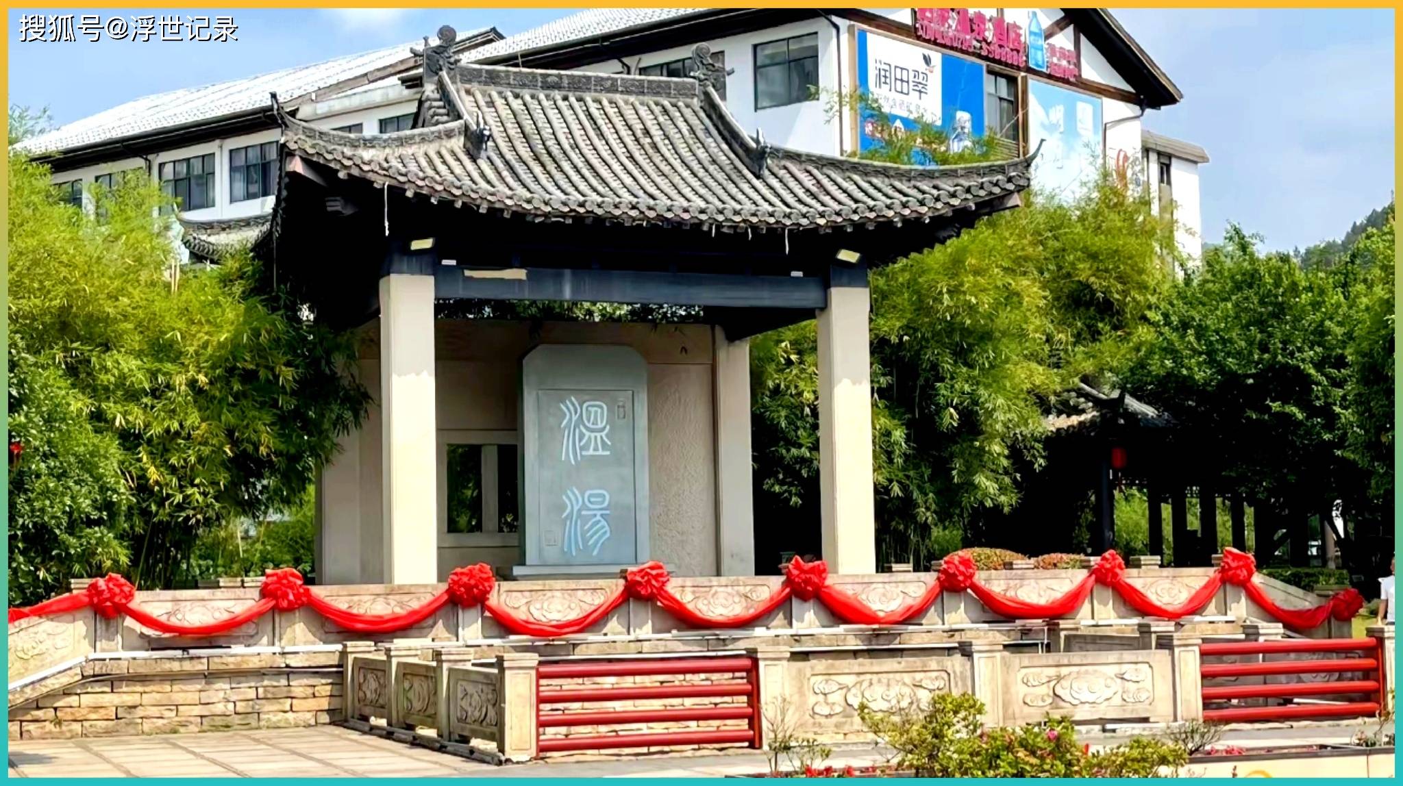 青木川古镇木质老街，青石板路，民国风建筑，晨雾轻绕，安静氛围，纪录片质感