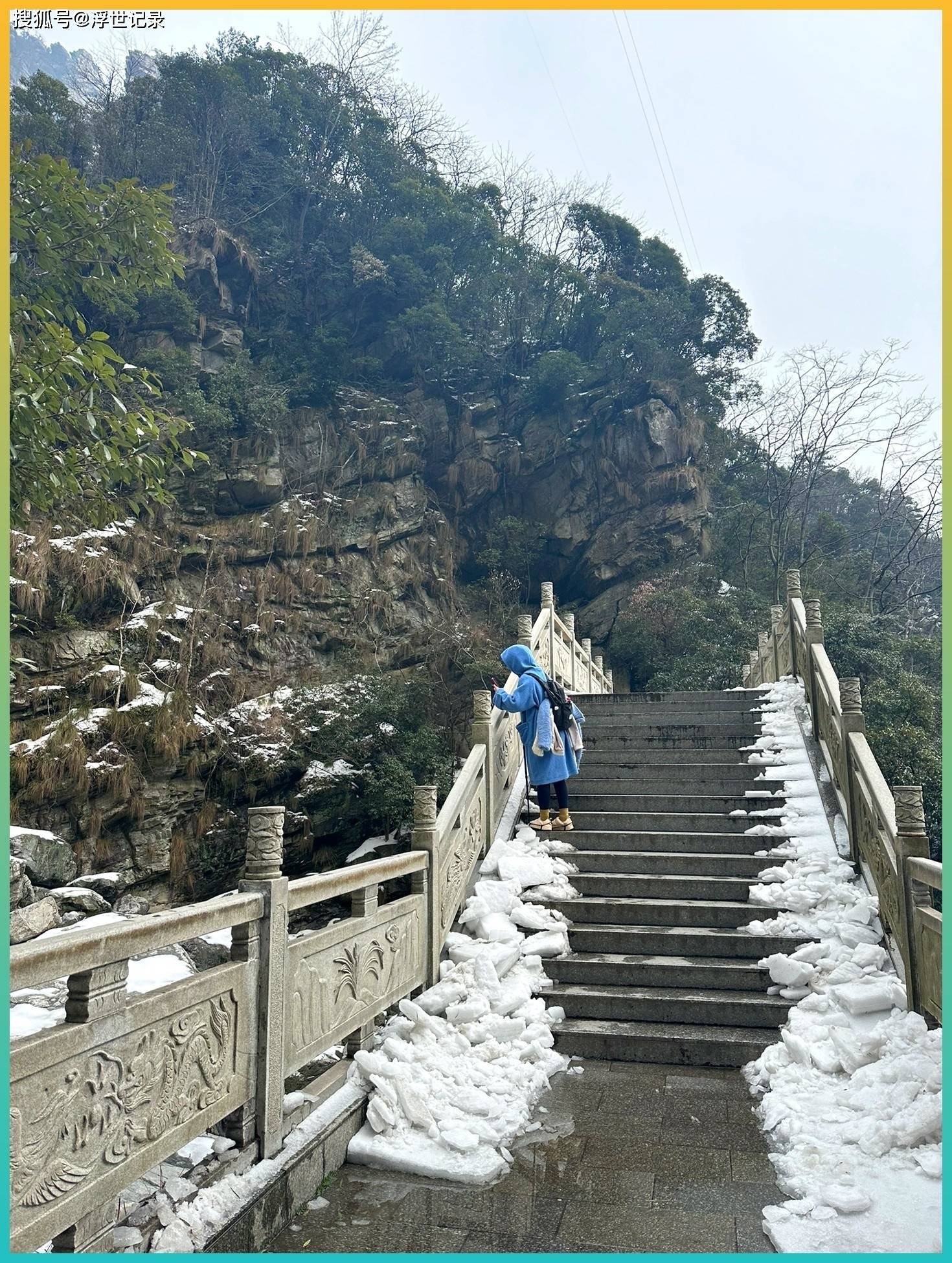剑门关山脉层峦叠嶂，古栈道依山而建，春季薄雾环绕，气势磅礴，高清风光