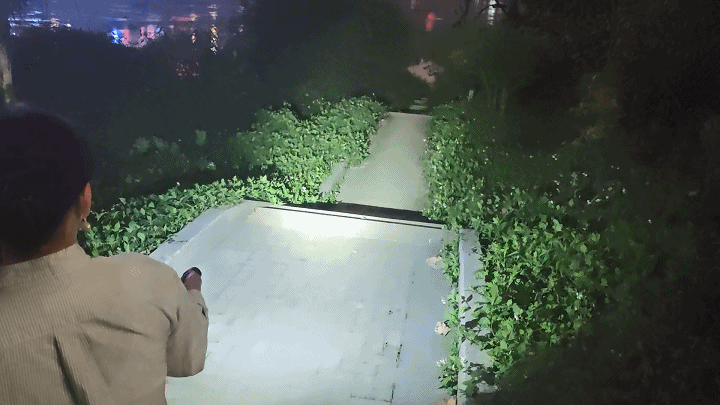 点亮黑暗的硬核伙伴——菲尼克斯C7 Pro全能强光手电深度体验