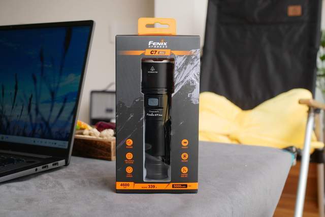 点亮黑暗的硬核伙伴——菲尼克斯C7 Pro全能强光手电深度体验